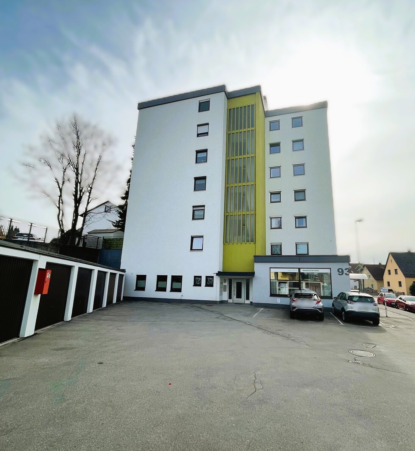 Aussenansicht mit Garagen Immobilienmakler Rapp